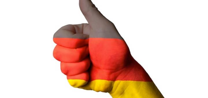 Ruka ofarbana u nemačku zastavu