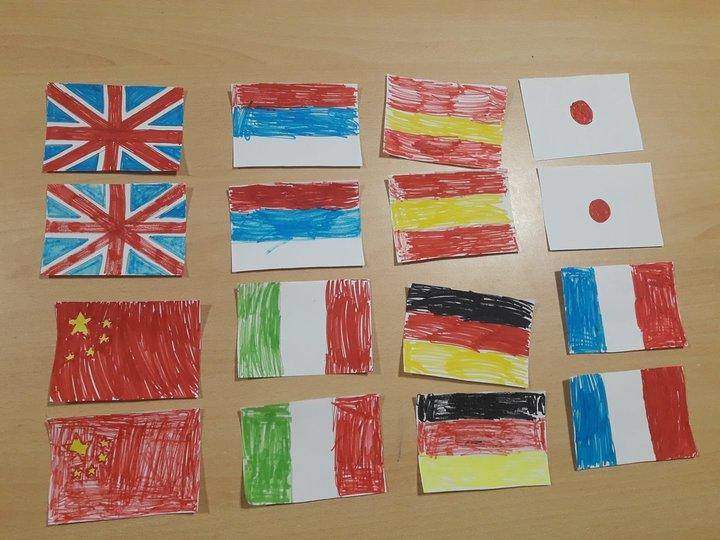 Nacrtane državne zastave na papiru